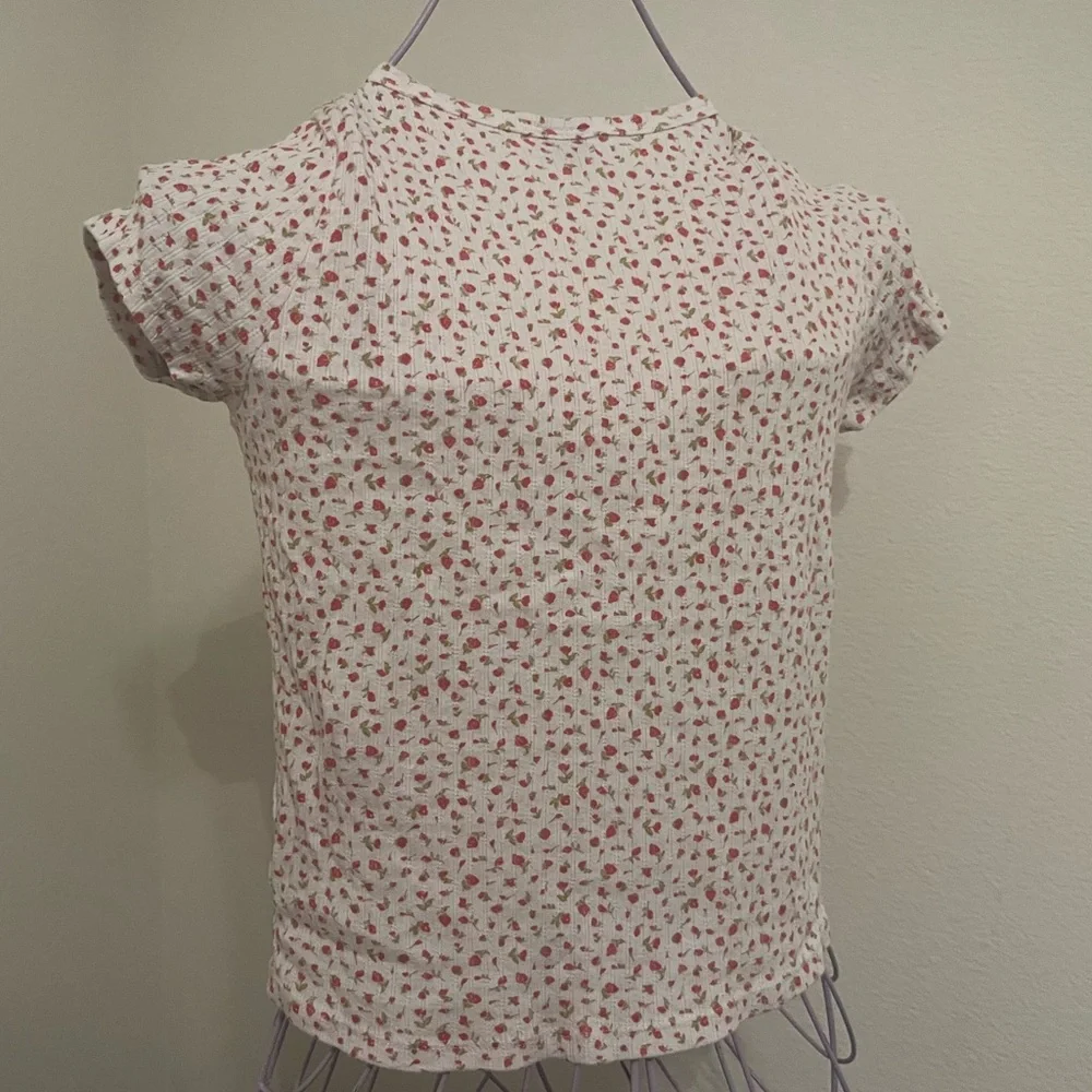 FREE w/ Any Purchase- Tiny Roses Top🌹 - Picture 6 of 6